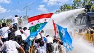 APSU में 25 मांगों को लेकर NSUI का प्रदर्शन: पुलिस ने वाटर कैनन और आंसू गैस का किया इस्तेमाल