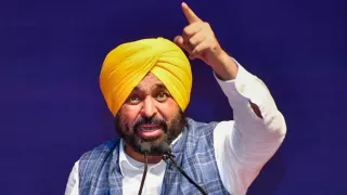 भगवंत मान के कैंप ऑफिस में CBI की रेड: भ्रष्टाचार मामले में कई ठिकानों पर तलाशी, हाईकोर्ट के आदेश के बाद कार्रवाई