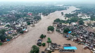 चित्रकूट से सतना तक बाढ़ का कहर, सड़कों पर नेपाल जैसा कीचड़: मंदाकिनी खतरे के निशान से 6 मीटर ऊपर, 700 से ज्यादा लोगों का रेस्क्यू