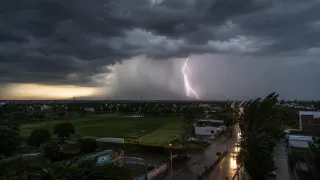 मध्यप्रदेश में भारी बारिश का अलर्ट: रीवा-मऊगंज समेत 15 जिलों में गरज-चमक और 40 किमी/घंटा की रफ्तार से तेज हवाओं का खतरा