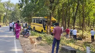 छत्तीसगढ़ में मनेंद्रगढ़-केल्हारी मार्ग पर बस पेड़ से टकराई: 6 यात्रियों की मौत, 15 घायल