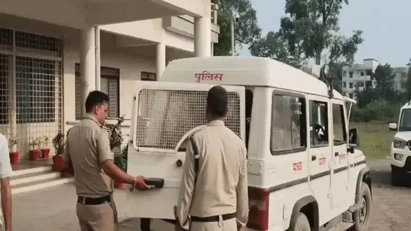 रीवा में ATM Card फंसाकर ₹5.10 लाख की ठगी: मशीन में कार्ड अटकाकर PIN देखा, फिर Card बदलकर रकम उड़ाई; बिहार-झारखंड से 5 गिरफ्तार