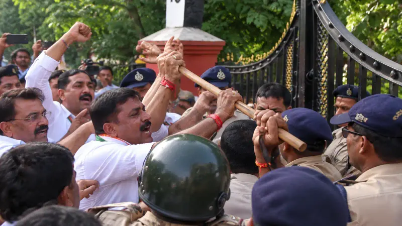 रीवा में वोट चोरी के मुद्दे पर कांग्रेस का प्रदर्शन, महापौर ने कमिश्नर को चोर बताया: साभागायुक्त कार्यालय के बाहर नारेबाजी, पुलिस से धक्का-मुक्की