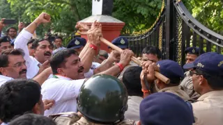 रीवा में वोट चोरी के मुद्दे पर कांग्रेस का प्रदर्शन, महापौर ने कमिश्नर को चोर बताया: साभागायुक्त कार्यालय के बाहर नारेबाजी, पुलिस से धक्का-मुक्की