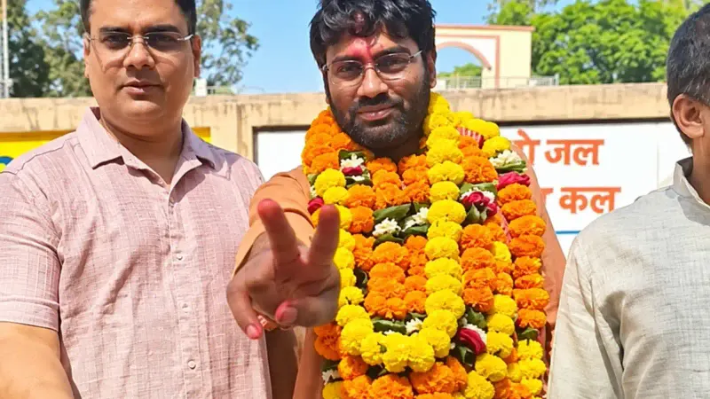 रीवा संसद के बेटे अंकुर मिश्रा 366 वोट से जीते: हिनौता सरपंच उपचुनाव में जीत, चुनाव से पहले पिता जनार्दन से नाराजगी और धरना रहा चर्चा में
