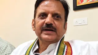 नशीली सिरप के अवैध कारोबार पर रीवा में सख्ती, डिप्टी CM ने अफसरों को दिए निर्देश: इंटरनेट पर 'कोरेक्स सिटी' के रूप में पहचान बनी चिंता का विषय; सप्लाई घटने से बढ़ीं कीमतें
