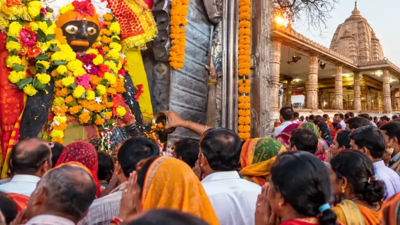 रीवा में नवरात्रि की धूम: मां कालिका मंदिर में सुबह 4 बजे से लगी कतारें, रानी तालाब में मौजूद है 450 साल पुराना मंदिर