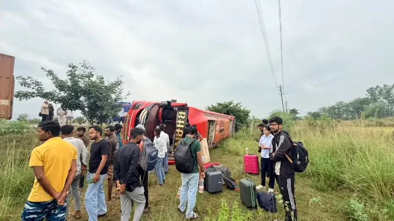 Satna Maihar Bus Accident: अमदरा के पास बस पलटी, दो यात्रियों को चोट