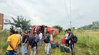 Satna Maihar Bus Accident: अमदरा के पास बस पलटी, दो यात्रियों को चोट