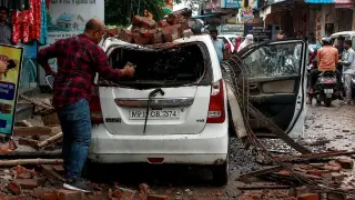 सतना में निर्माणाधीन 5 मंजिला अवैध इमारत का मलबा गिरा: बुजुर्ग महिला और 4 स्कूली बच्चे घायल, कार चकनाचूर; प्रशासन ने थमाया बुलडोजर का नोटिस