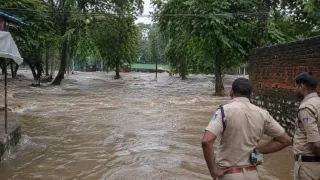 सतना में भारी बारिश के बीच Alert: 21 से 25 अगस्त तक कैसा रहेगा मौसम? बाढ़-जैसे हालात के बाद जानें Forecast