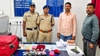 सीधी में ऑटो चालक ने लौटाया 5 लाख के जेवरातों से भरा बैग: श्रीनगर से लौटते वक्त कार की डिक्की से गिरा था ट्रॉली बैग, पुलिस टीम का भी काम सराहनीय रहा