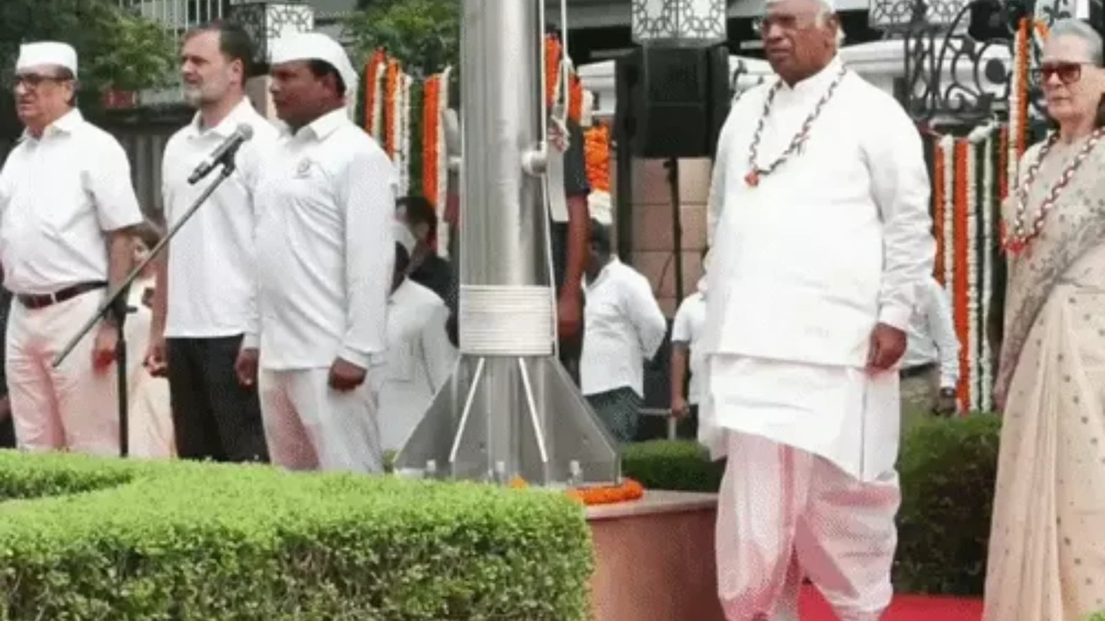 सोनिया गांधी पर वंदे मातरम् रोकने की कोशिश का आरोप: BJP ने घेरा, कांग्रेस बोली- खरगे के लिए कुर्सी मांग रही थीं
