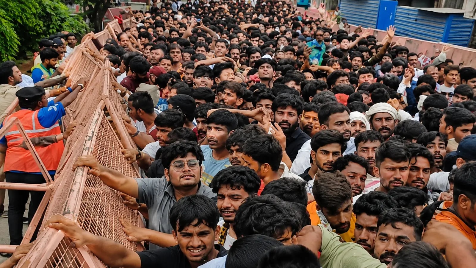 उज्जैन में नागचंद्रेश्वर दर्शन के दौरान मची अफरा-तफरी: हरसिद्धि मंदिर के पास भारी भीड़ से बिगड़ी 13 श्रद्धालुओं की तबीयत, एक की हालत गंभीर